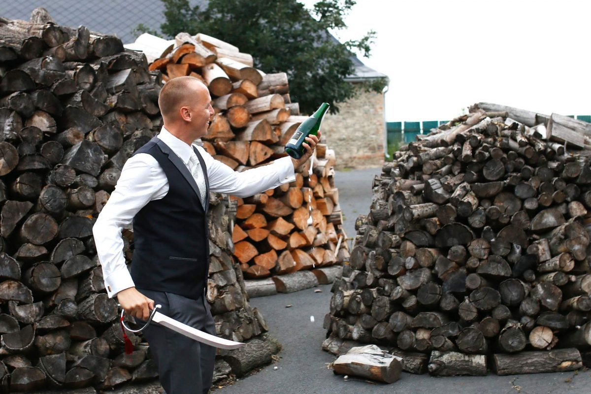 Sabráž lahve sektu