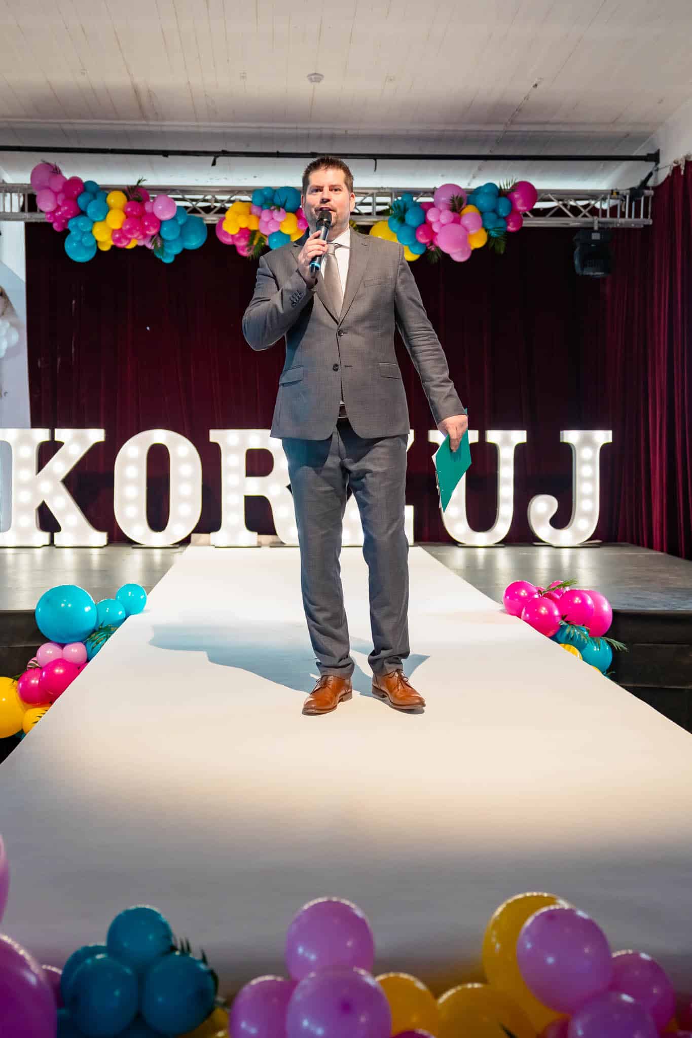 muž s mikrofonem - moderátor Ondra Seidl