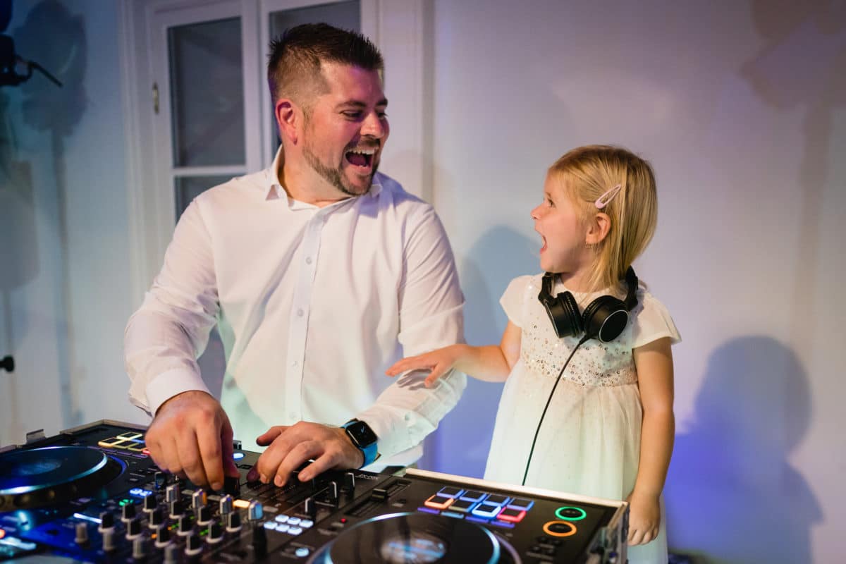 DJ školka - muž a holčička mixují muziku