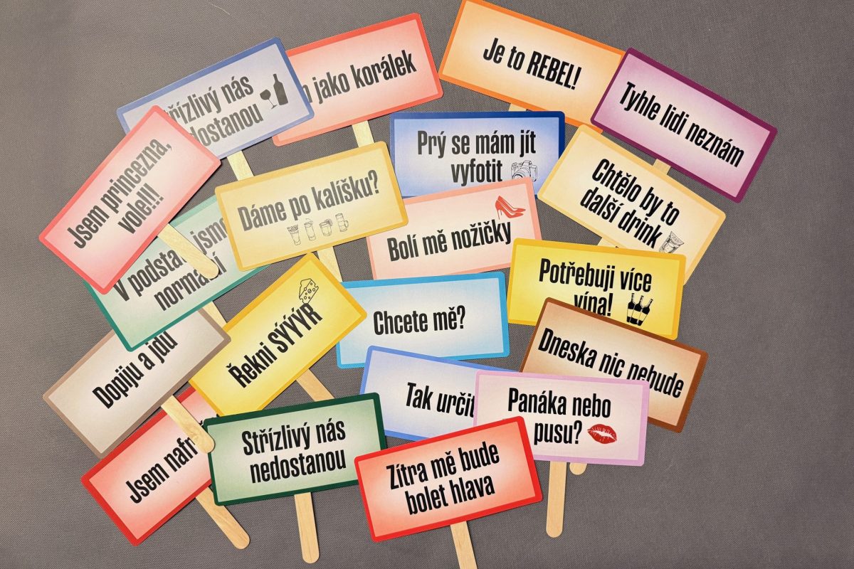 Vtipné hlášky do fotokoutku - cedulky na svatbu