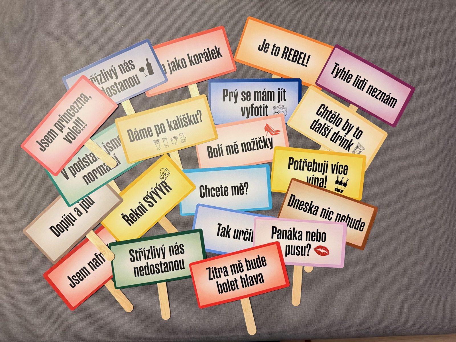 Vtipné a svatební hlášky do fotokoutku - cedulky, sada 40ks Vtipné hlášky do fotokoutku - cedulky na svatbu