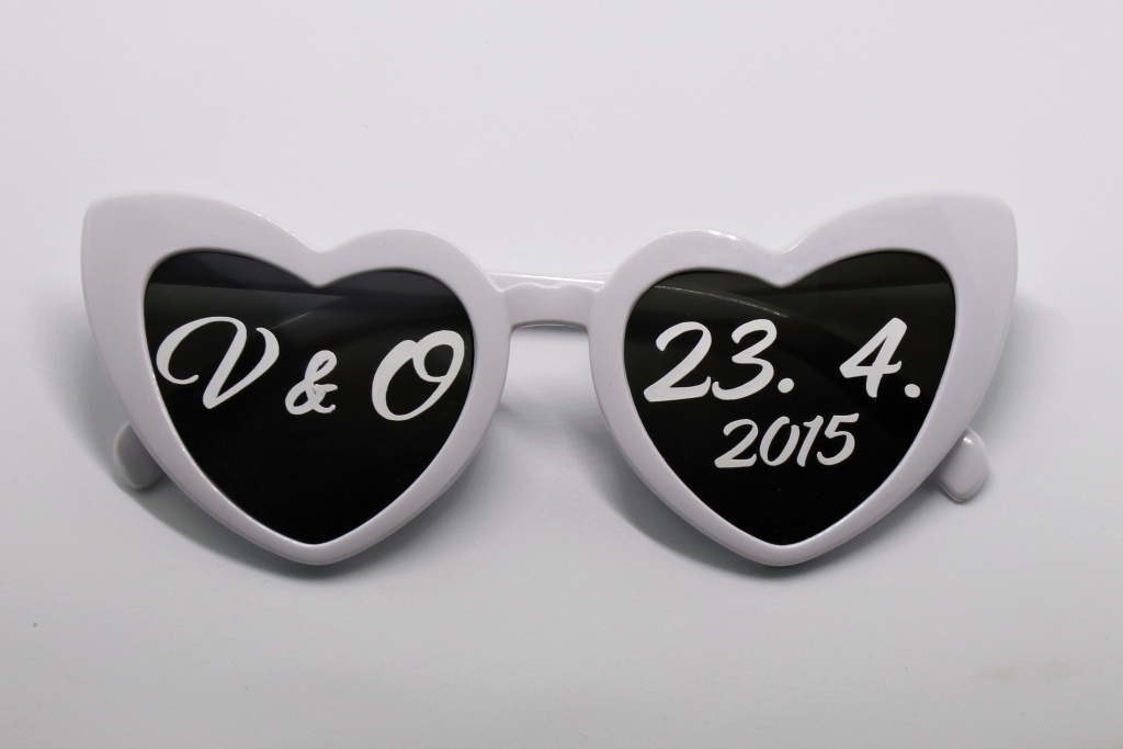 Samolepka s iniciály se jmény na brýle srdíčkové na svatbu