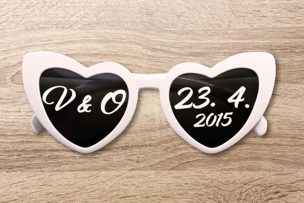 Samolepka s iniciály se jmény na brýle srdíčkové na svatbu