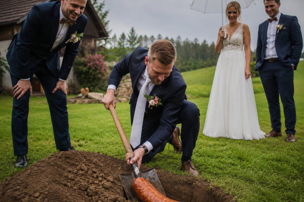 POvěra: zahrabaná klobása večer před svatbou = záruka krásného počasív den svatby